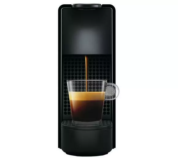 ekspres do kawy krups nespresso essenza mini xn1108 czarny przod widok na zaparzanie kawy w jednej malej szklance