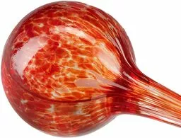 Kula nawadniająca czerwona wypełniona wodą Kula nawadniająca czerwona wypełniona wodą