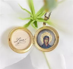 Zloty medalik na łańcuszku z wizerunkiem Matki Boskiej