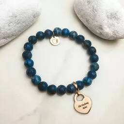 Bransoletka z lapis lazuli Manoki widok na bransoletkę z serduszkiem i dedykacją Bransoletka z lapis lazuli Manoki widok na bransoletkę z serduszkiem i dedykacją