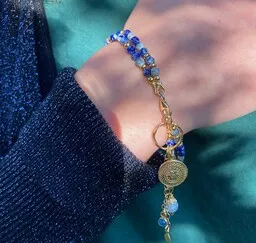 Bransoletka z lapis lazuli ze złotymi elementami Anemon Atelier prezentacja noszenia bransoletki