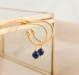Złote kolczyki z lapis lazuli Pakamera widok na zawieszone kolczyki