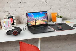 Laptop gamingowy HP Omen 16 na biurku Laptop gamingowy HP Omen 16 na biurku