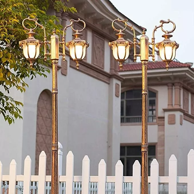 stojaca lampa ogrodowa zdobiona