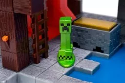 Zielona postać creepera w Lego Minecraft