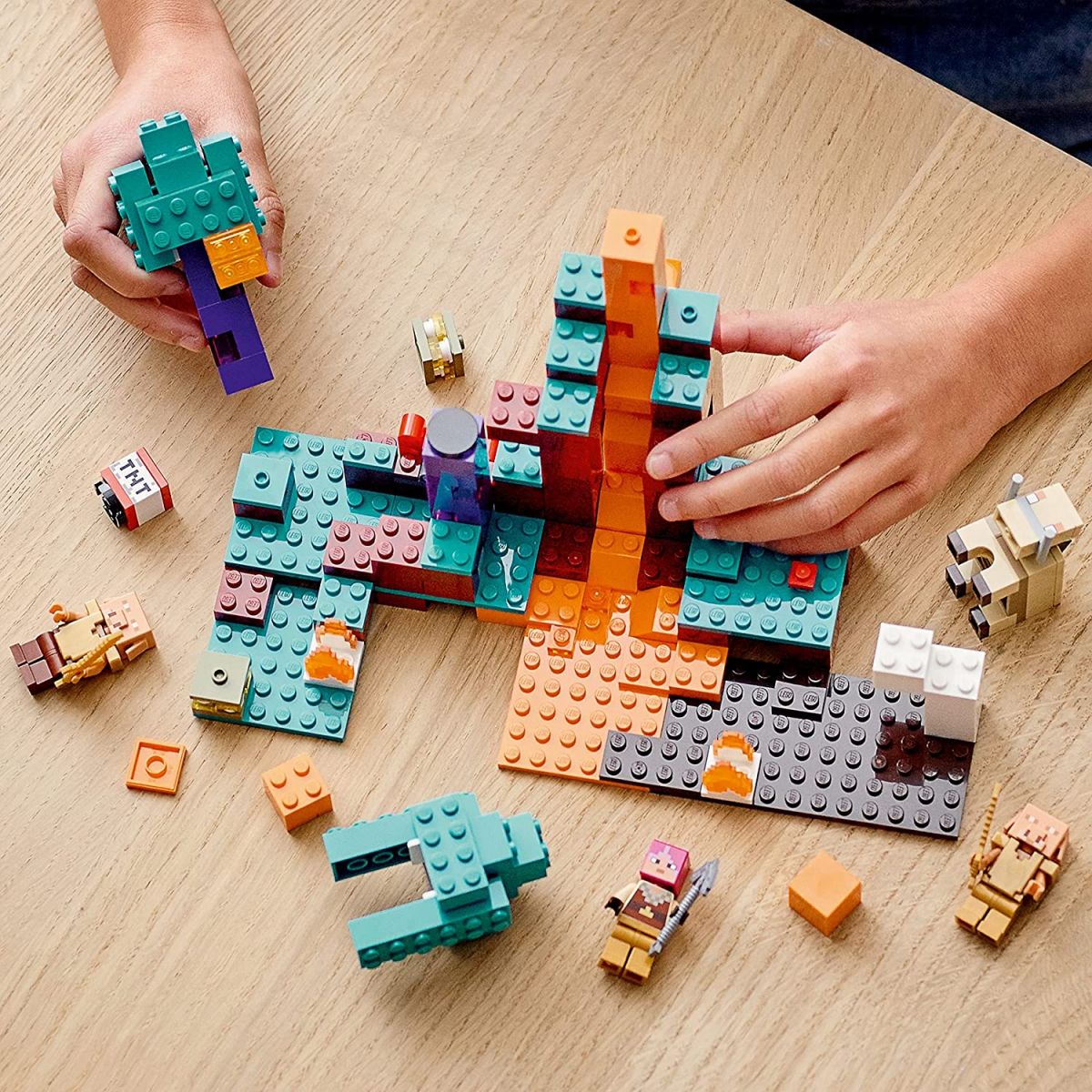 Zestaw predstawiający klocki Lego Minecraft lezące na stole w pokoju Zestaw predstawiający klocki Lego Minecraft lezące na stole w pokoju
