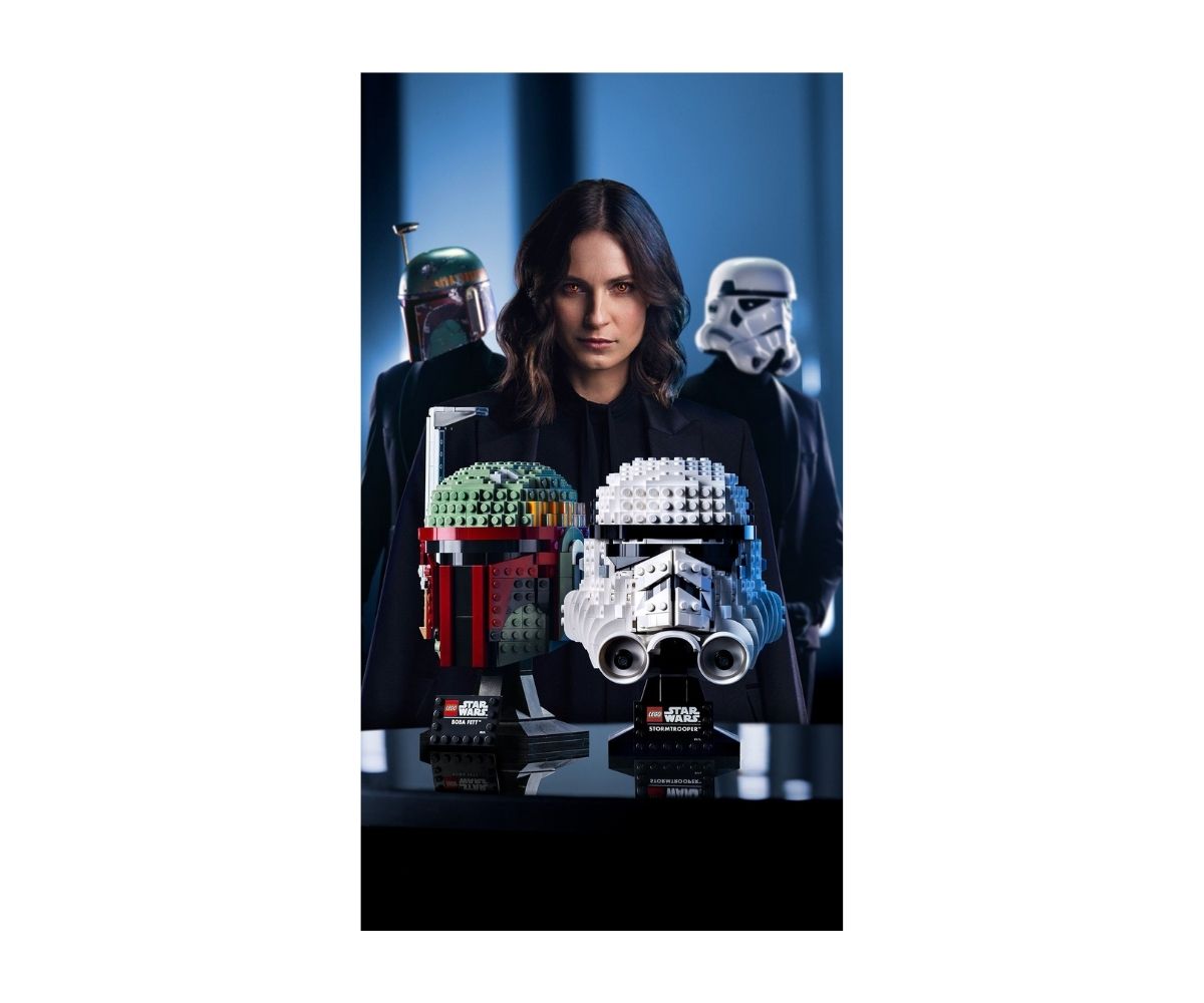 Kobieta w płaszczu z zestawem klocki Lego Star Wars