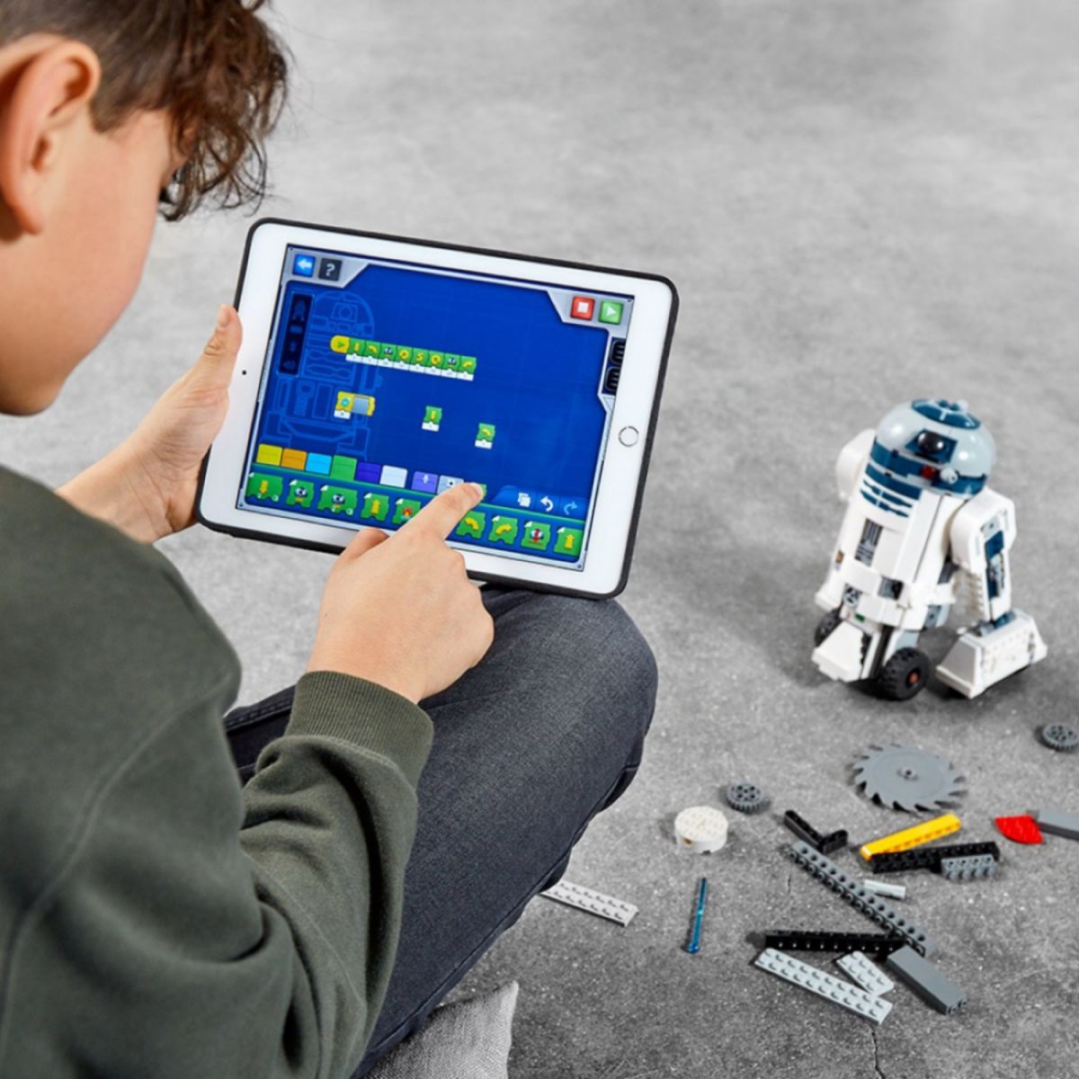 Zestaw Lego sterowany przez aplikacje robot R2D2
