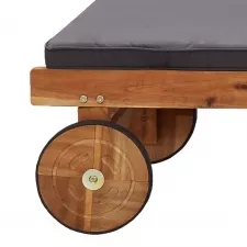 Leżak z kółkami wykonanymi z drewna