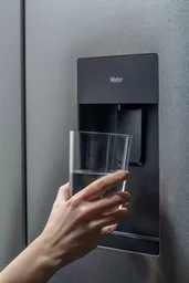 Lodówka Haier Multidoor Cube 90 Series 5 srebrna prezentacja nalewania wody z dyspensera