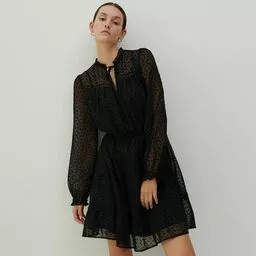 Czarna rozkloszowana sukienka z lekkiej tkaniny Czarna rozkloszowana sukienka z lekkiej tkaniny
