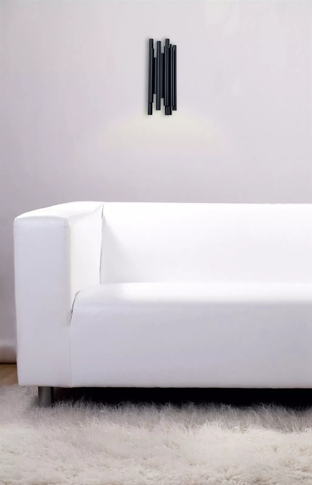 lampa scienna maxlight czarna typu tuba widok na lampe nad sofa