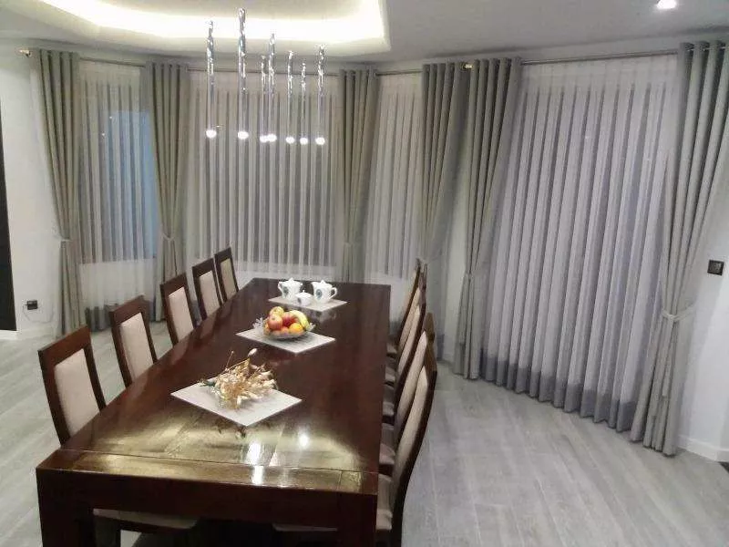 lampa wiszaca maxlight zlota typu tuba widok na lampy w jadalni
