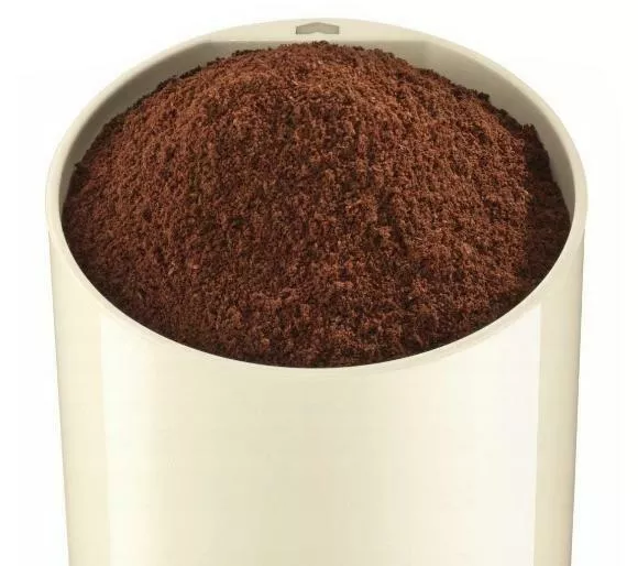 mlynek do kawy bosch tsm6a017c kremowy prezentacja zmielonej kawy w pojemniku