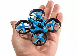Miniaturowy dron mieszczący się na dłoni