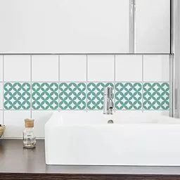 Naklejki na płytki w turkusowe wzory idealnie sprawdzą się w łazience 