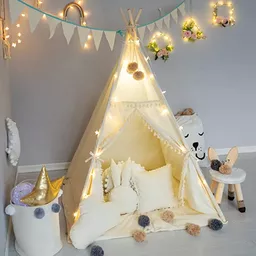 Namiot dla dzieci tipi TreeBud beżowy udekorowany lampkami