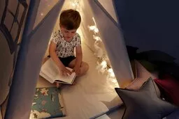 Tipi to idealne miejsce na wyciszenie, odpoczynek i czytanie ulubionych książeczek Tipi to idealne miejsce na wyciszenie, odpoczynek i czytanie ulubionych książeczek