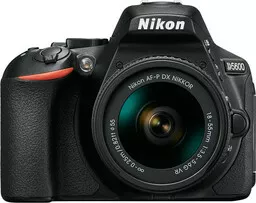 Aparat Nikon D5600 z obiektywem z przodu
