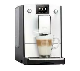 Ekspres do kawy Nivona CafeRomatica 779 srebrny lewy bok widok na zaparzanie kawy w jednej małej szklance