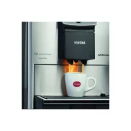 Ekspres ciśnieniowy Nivona CafeRomatica 820 srebrny przód widok na proces zaparzania kawy w filiżance