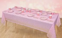 Różowy obrus 140×220 świetnie sprawdzi się w urodzinowym nakryciu stołu
