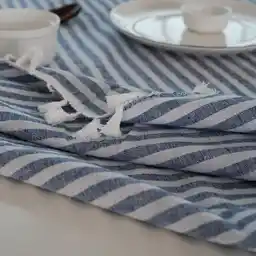 Obrus z lekkiego materiału w paski Obrus z lekkiego materiału w paski