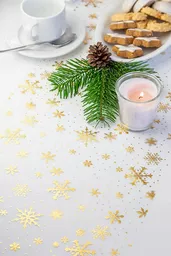 Delikatne złote gwiazdki na białym obrusie to piękny świąteczny akcent