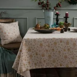 Piękny obrus z naturalnej tkaniny we wzory pięknie prezentuje się na świątecznym stole