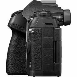 Aparat Olympus OM D E M1 z lewej strony Aparat Olympus OM D E M1 z lewej strony