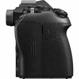 Aparat Olympus OM D E M1 z prawej strony Aparat Olympus OM D E M1 z prawej strony