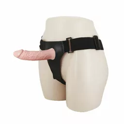 Pas z penisem w kolorze cielistym o długości 16 cm Pas z penisem w kolorze cielistym o długości 16 cm