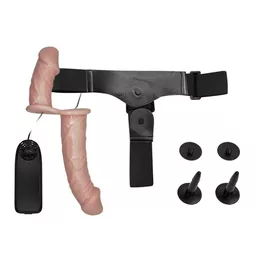 Podwójny strap on z wibrującym penisem zasilanym na baterie AA i sterowany pilotem - cały zestaw Podwójny strap on z wibrującym penisem zasilanym na baterie AA i sterowany pilotem - cały zestaw