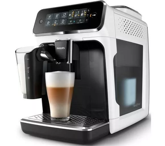 ekspres do kawy philips lattego premium ep3243 50 czarny prawy bok widok na duza szklanke z kawa i pojemnikiem na mleko