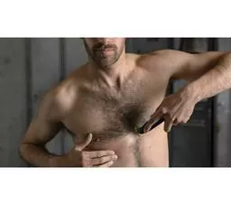 Golarka Philips OneBlade Pro Twarz Ciało QP6650 60 grafitowa prezentacja golenia klatki piersiowej