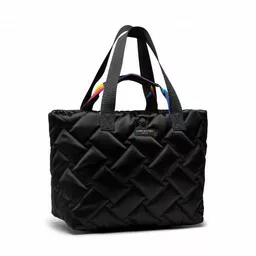 Czarna, pikowana torebka shopper dopasuje się do każdej stylizacji