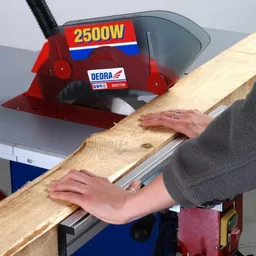 Cięcie deski na pile stołowej 2500 W Cięcie deski na pile stołowej 2500 W