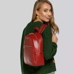 Plecak damski Wittchen czerwony prezentacja noszenia w zimniejsze dni
