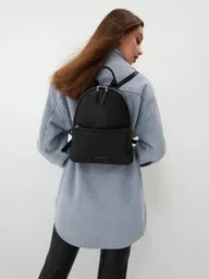 Plecak damski Mohito czarny widok na przód plecaka prezentacja noszenia w zimniejsze dni