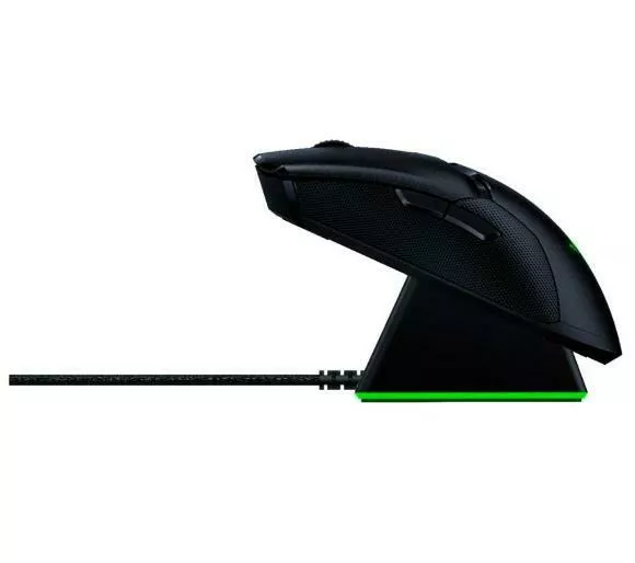 myszka komputerowa razer viper ultimate czarna z zielonym podswietleniem widok na podlaczona myszke od boku