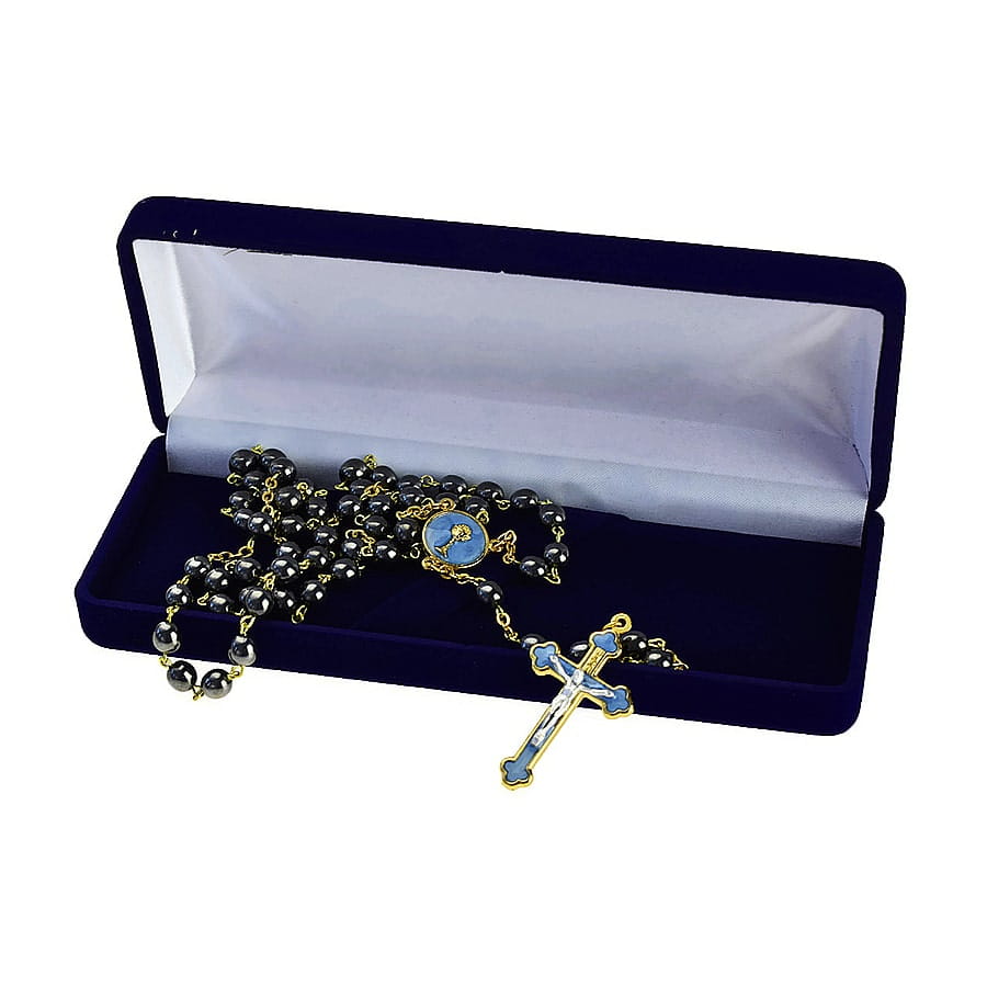 Różaniec z czarnymi koralikami z hematytu oraz łańcuszkiem w kolorze czarnym wraz z eleganckim etui w komplecie Różaniec z czarnymi koralikami z hematytu oraz łańcuszkiem w kolorze czarnym wraz z eleganckim etui w komplecie