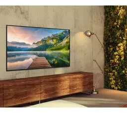 Telewizor Samsung UE55AU8002K w pokoju