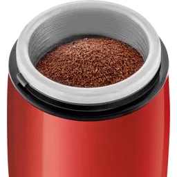 Młynek do kawy Sencor SCG 2050RD czerwony widok od góry na zmieloną kawę w młynku