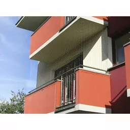Zamontowana siatka na ptaki na balkonie Zamontowana siatka na ptaki na balkonie