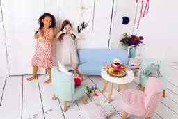 Sofa na nóżkach z fotelami i stolikiem stworzy idealne miejsce do zabawy Sofa na nóżkach z fotelami i stolikiem stworzy idealne miejsce do zabawy