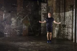 Skakanka to idealny sprzęt do treningu cardio, zajmuje mało miejsca, a trening możesz wykonać wszędzie Skakanka to idealny sprzęt do treningu cardio, zajmuje mało miejsca, a trening możesz wykonać wszędzie