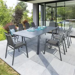 Stół ogrodowy aluminiowy Milli Home prezentacja ustawienia na tarasie Stół ogrodowy aluminiowy Milli Home prezentacja ustawienia na tarasie