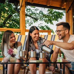 Stół ogrodowy metalowy Relaxdays czarny prezentacja wykorzystania na tarasie Stół ogrodowy metalowy Relaxdays czarny prezentacja wykorzystania na tarasie