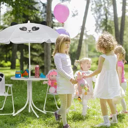 Ogrodowy stolik i krzesełka z parasolem pozwolą na bezpieczną zabawę w cieniu