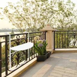 Stolik na balkon Relaxdays biały zawieszony na poręczy Stolik na balkon Relaxdays biały zawieszony na poręczy